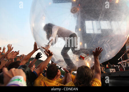 29 maggio 2011 - George Washington, Stati Uniti d'America - FLAMING LIPS cantante WAYNE COYNE è racchiusa in una bolla gigante come egli rotoli fuori fase e nella folla di migliaia di Memorial Day weekend concerto frequentatori durante la sua band di prestazioni all'annuale, quattro giorni di SASQUATCH MUSIC FESTIVAL presso la gola nel Foto Stock