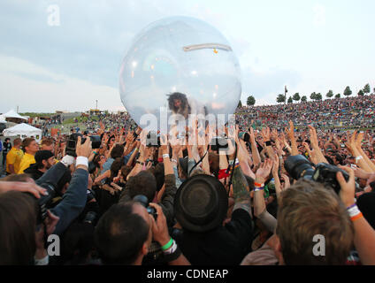 29 maggio 2011 - George Washington, Stati Uniti d'America - FLAMING LIPS cantante WAYNE COYNE è racchiusa in una bolla gigante come egli rotoli fuori fase e nella folla di migliaia di Memorial Day weekend concerto frequentatori durante la sua band di prestazioni all'annuale, quattro giorni di SASQUATCH MUSIC FESTIVAL presso la gola nel Foto Stock