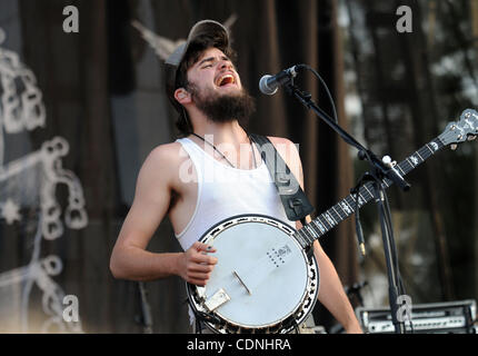 Giugno 11, 2011 - Manchester, Tennessee, Stati Uniti d'America - PAESE WINSTON di Mumford and Sons compie durante il Bonnaroo Music e Arts Festival di Manchester. (Credito Immagine: &#169; Jason Braverman/ZUMAPRESS.com) Foto Stock