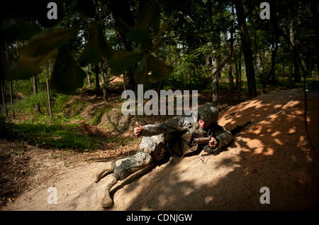 Giugno 14, 2011 - Fort Bragg, N.C. - Staff Sgt. THOMAS SAGER dà un pollice in alto dopo avere piantato un finto Claymore mine anti-come egli compete in Army Medical del comando guerriero migliore concorrenza al diciottesimo Airborne Corps simulazione medica Centro di formazione. Sager, un 36-anno-vecchio che lavora nel Foto Stock