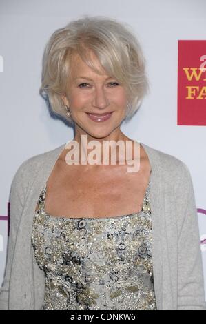 Giugno 17, 2011 - Los Angeles, California, Stati Uniti d'America - Giu 17, 2011 - Los Angeles, California, Stati Uniti d'America - attrice DAME Helen Mirren all'Hollywood Bowl Hall of Fame novantesimo stagione Cerimonia in onore di Harry Connick Jr e Gloria Estefan. (Credito Immagine: © Paul Fenton/ZUMAPRESS.com) Foto Stock