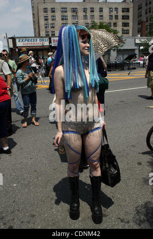 Giugno 18, 2011 - New York New York, Stati Uniti - Coney Island Mermaid Parade Brooklyn N.Y. Re Nettuno Adam Richman e Regina Mermaid Cat Greenleaf Ã Â© - Foto 6 / 18 / 11 Foto Stock