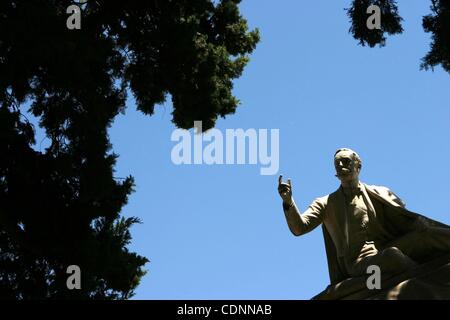 Giu 21, 2011 - Buenos Aires, Argentina - Una statua tra i mausolei in La Recoleta cimitero. La Recoleta Cemetery è un famoso cimitero situato nell'esclusivo quartiere di Recoleta di Buenos Aires. Esso contiene le tombe di persone ragguardevoli, compreso Eva Peron, Raul Alfonsín e diversi presi Foto Stock