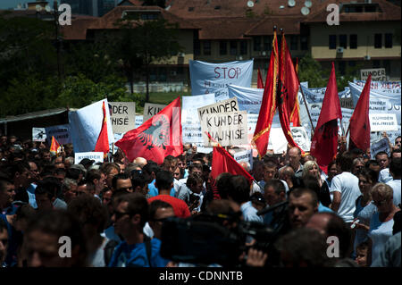 Giugno 22, 2011 - Pristina, Pristina, Kosovo - migliaia di sostenitori del movimento di opposizione ''Vetvendosja'' (auto-determinazione) ha preso strade di Pristina per protestare contro la presunta corruzione governativa e appropriazione indebita di fondi pubblici. Il leader dell opposizione Albin Kurti mentre rivolgendosi al gat Foto Stock