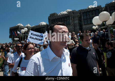 Giugno 22, 2011 - Pristina, Pristina, Kosovo - il leader dell opposizione Albin Kurti..migliaia di sostenitori del movimento di opposizione ''Vetvendosja'' (auto-determinazione) ha preso strade di Pristina per protestare contro la presunta corruzione governativa e appropriazione indebita di fondi pubblici. Il leader dell opposizione Albin Kur Foto Stock