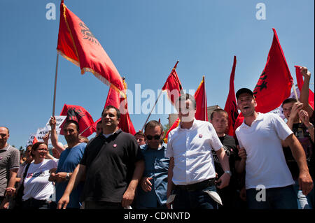 Giugno 22, 2011 - Pristina, Pristina, Kosovo - il leader dell opposizione ALBIN KURTI (centro destra) conduce i suoi sostenitori a marzo verso il palazzo del governo durante il governo anti proteste a Pristina Kosova..migliaia di sostenitori del movimento di opposizione ''Vetvendosja'' (auto-determinazione) Foto Stock