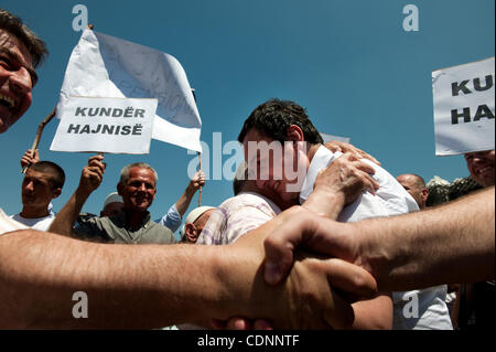 Giugno 22, 2011 - Pristina, Kosovo - il leader dell opposizione ALBIN KURTI è salutato dai sostenitori durante proteste contro il governo. Migliaia di sostenitori del movimento di opposizione ''Vetvendosja'' (auto-determinazione) ha preso per le strade di Pristina per protestare contro la presunta corruzione governativa e emb Foto Stock