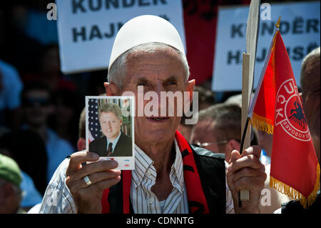 Giugno 22, 2011 - Pristina, Pristina, Kosovo - sostenitore del movimento di opposizione ''Vetvendosja'' (auto-determinazione) detiene una foto dell' ex presidente USA Bill Clinton durante le proteste Antigovernment a Pristina, in Kosovo..migliaia di sostenitori del movimento di opposizione ''Vetvendosja'' (S Foto Stock