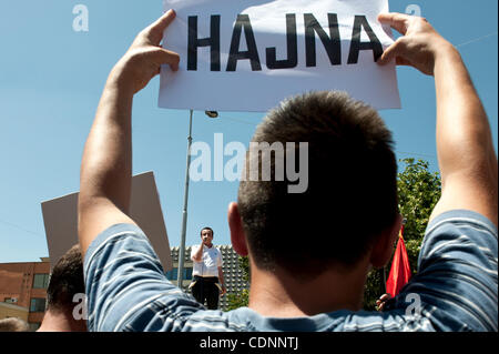 Giugno 22, 2011 - Pristina, Pristina, Kosovo - Opposizione sostenitore detiene il banner che scrive ''Hajna'' (ladri) mentre il leader dell'opposizione ALBIN KURTI sta affrontando si sono riuniti i sostenitori dell'opposizione durante anti governo proteste a Pristina, in Kosovo..migliaia di sostenitori del movimento di opposizione ''V Foto Stock