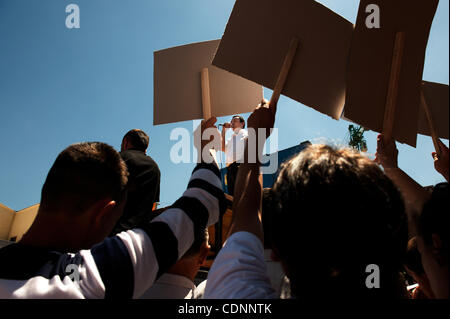 Giugno 22, 2011 - Pristina, Pristina, Kosovo - migliaia di sostenitori del movimento di opposizione ''Vetvendosja'' (auto-determinazione) ha preso strade di Pristina per protestare contro la presunta corruzione governativa e appropriazione indebita di fondi pubblici. Il leader dell opposizione ALBIN KURTI (centro) mentre t di indirizzamento Foto Stock