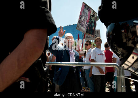 Giugno 22, 2011 - Pristina, Pristina, Kosovo - un uomo anziano grida slogan durante le proteste contro il governo di Pristina, Kosovo..migliaia di sostenitori del movimento di opposizione ''Vetvendosja'' (auto-determinazione) ha preso strade di Pristina per protestare contro la presunta corruzione governativa e e Foto Stock