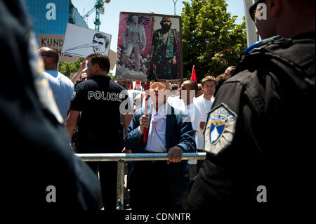 Giugno 22, 2011 - Pristina, Pristina, Kosovo - un uomo anziano grida slogan durante le proteste contro il governo di Pristina, Kosovo..migliaia di sostenitori del movimento di opposizione ''Vetvendosja'' (auto-determinazione) ha preso strade di Pristina per protestare contro la presunta corruzione governativa e e Foto Stock