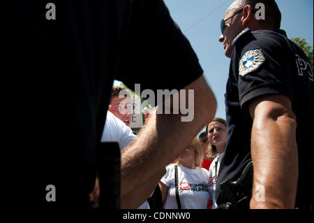 Giugno 22, 2011 - Pristina, Pristina, Kosovo - migliaia di sostenitori del movimento di opposizione ''Vetvendosja'' (auto-determinazione) ha preso strade di Pristina per protestare contro la presunta corruzione governativa e appropriazione indebita di fondi pubblici. Il leader dell opposizione Albin Kurti mentre rivolgendosi al gat Foto Stock