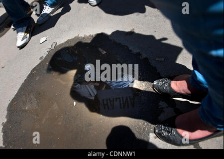 Giugno 22, 2011 - Pristina, Pristina, Kosovo - migliaia di sostenitori del movimento di opposizione ''Vetvendosja'' (auto-determinazione) ha preso strade di Pristina per protestare contro la presunta corruzione governativa e appropriazione indebita di fondi pubblici. Il leader dell opposizione Albin Kurti mentre rivolgendosi al gat Foto Stock