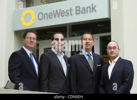 Da sinistra OneWest dirigenti bancari Brian Brooks (vice presidente), Steven Mnuchin (presidente), Joseph Otting (CEO) e David Fawer (vice presidente). (Foto di Ringo Chiu / Zuma Press) Foto Stock