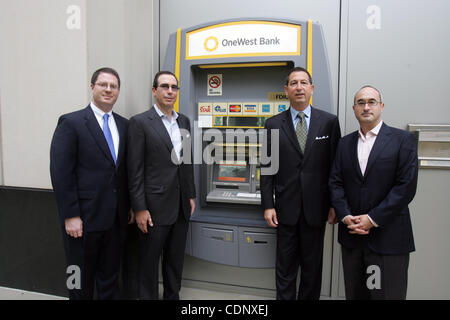 Da sinistra OneWest dirigenti bancari Brian Brooks (vice presidente), Steven Mnuchin (presidente), Joseph Otting (CEO) e David Fawer (vice presidente). (Foto di Ringo Chiu / Zuma Press) Foto Stock