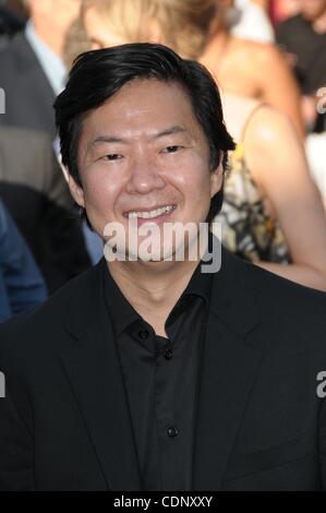 6 luglio 2011 - Los Angeles, California, Stati Uniti d'America - Lug 06, 2011 - Los Angeles, California, Stati Uniti d'America - Attore KEN JEONG all 'Zookeeper' Premiere Mondiale tenutosi presso il Regency Village Theatre, Westwood, Los Angeles. (Credito Immagine: © Paul Fenton/ZUMAPRESS.com) Foto Stock