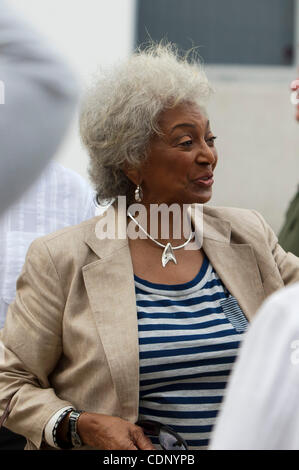 8 Luglio 2011: Nichelle Nichols che ha giocato Uhura dall'originale Star Trek episodi era a portata di mano per guardare l'ultimo equipaggio del programma Space Shuttle Atlantis STS-135 prima del trasporto al pad 39A per un 16 giorni di missione alla stazione spaziale internazionale. Il 4 persona equipaggio sarà di consegnare il Raffael Foto Stock