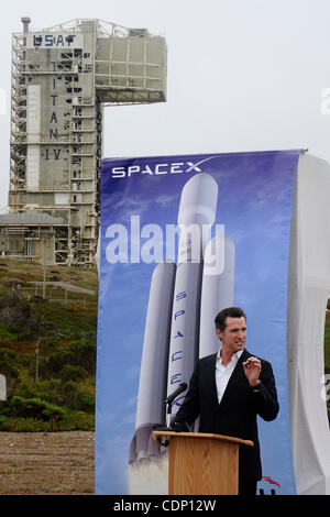 Luglio 13,2011 - Vandenberg AFB, California, Stati Uniti d'America. Gavin Newsom, luogotenente governatore della California colloqui durante la SpaceX premere confernece che sta rinnovando un vecchio trampolino di lancio presso la base aerea di Vandenberg per il più potente del mondo...a razzo SpaceX fondatore Elon Musk si riuniranno con stato e l Foto Stock