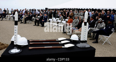 Luglio 13,2011 - Vandenberg AFB, California, Stati Uniti d'America. VIP, news media, Aeronautica Militare e SpaceX personal raccogliere durante la SpaceX premere confernece che sta rinnovando un vecchio trampolino di lancio presso la base aerea di Vandenberg per il più potente del mondo...a razzo SpaceX fondatore Elon Musk si riuniranno con stato e Foto Stock
