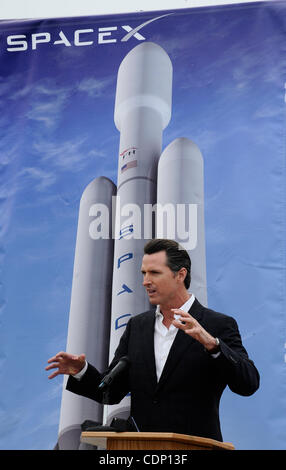 Luglio 13,2011 - Vandenberg AFB, California, Stati Uniti d'America. Gavin Newsom, luogotenente governatore della California colloqui durante la SpaceX premere confernece che sta rinnovando un vecchio trampolino di lancio presso la base aerea di Vandenberg per il più potente del mondo...a razzo SpaceX fondatore Elon Musk si riuniranno con stato e l Foto Stock