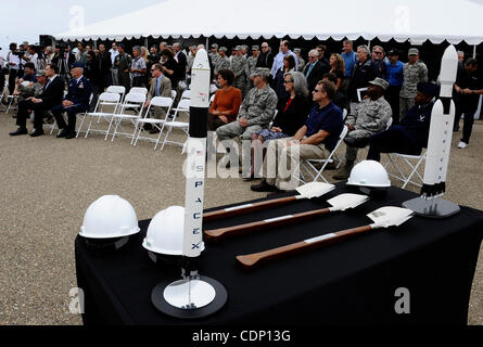 Luglio 13,2011 - Vandenberg AFB, California, Stati Uniti d'America. VIP, news media, Aeronautica Militare e SpaceX personal raccogliere durante la SpaceX premere confernece che sta rinnovando un vecchio trampolino di lancio presso la base aerea di Vandenberg per il più potente del mondo...a razzo SpaceX fondatore Elon Musk si riuniranno con stato e Foto Stock