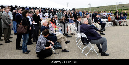 Luglio 13,2011 - Vandenberg AFB, California, Stati Uniti d'America. VIP, news media, Aeronautica Militare e SpaceX personal raccogliere durante la SpaceX premere confernece che sta rinnovando un vecchio trampolino di lancio presso la base aerea di Vandenberg per il più potente del mondo...a razzo SpaceX fondatore Elon Musk si riuniranno con stato e Foto Stock