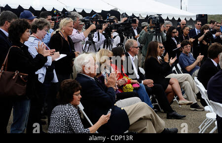 Luglio 13,2011 - Vandenberg AFB, California, Stati Uniti d'America. VIP, news media, Aeronautica Militare e SpaceX personal raccogliere durante la SpaceX premere confernece che sta rinnovando un vecchio trampolino di lancio presso la base aerea di Vandenberg per il più potente del mondo...a razzo SpaceX fondatore Elon Musk si riuniranno con stato e Foto Stock