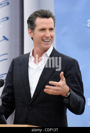 Luglio 13,2011 - Vandenberg AFB, California, Stati Uniti d'America. Gavin Newsom, luogotenente governatore della California colloqui durante la SpaceX premere confernece che sta rinnovando un vecchio trampolino di lancio presso la base aerea di Vandenberg per il più potente del mondo...a razzo SpaceX fondatore Elon Musk si riuniranno con stato e l Foto Stock