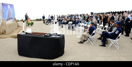 Luglio 13,2011 - Vandenberg AFB, California, Stati Uniti d'America. VIP, news media, Aeronautica Militare e SpaceX personal raccogliere durante la SpaceX premere confernece che sta rinnovando un vecchio trampolino di lancio presso la base aerea di Vandenberg per il più potente del mondo...a razzo SpaceX fondatore Elon Musk si riuniranno con stato e Foto Stock