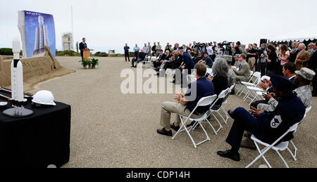 Luglio 13,2011 - Vandenberg AFB, California, Stati Uniti d'America. VIP, news media, Aeronautica Militare e SpaceX personal raccogliere durante la SpaceX premere confernece che sta rinnovando un vecchio trampolino di lancio presso la base aerea di Vandenberg per il più potente del mondo...a razzo SpaceX fondatore Elon Musk si riuniranno con stato e Foto Stock