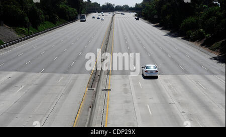 Luglio 16,2011- Los Angeles, California, USA.101 Freeway non aveva alcun traffico oggi attraverso Encino come costruzione squadre lavoro sul demolendo il Mulholland Dr. ponte sull'autostrada 405 il primo giorno di carmageddon. Los Angeles CA Luglio 16,2011. (Credito Immagine: © Gene Blevins/ZUMAPRESS.com) Foto Stock