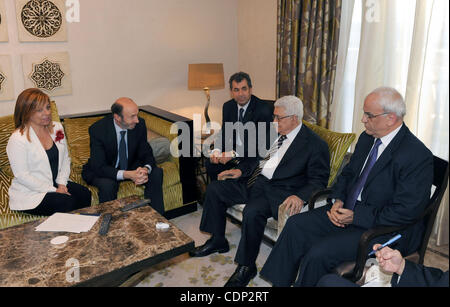 Il presidente palestinese Mahmoud Abbas (Abu Mazen) nel corso di un incontro con il Partito socialista spagnolo candidato per le elezioni 2012, Alfredo Perez Rubalcaba di Madrid del luglio 19, 2011 foto di Thaer Ganaim Foto Stock