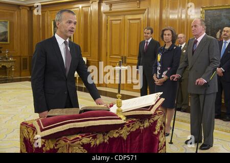 Luglio 12, 2011 - Madrid, Spagna - recentemente nominato Ministro degli Interni Antonio Camacho segni giuramento come Re di Spagna Juan Carlos e la regina Sofia accoglie nuovi ministri al Palazzo Zarzuela sulla luglio 11, 2011 a Madrid, Spagna. (Credito Immagine: © Jack Abuin/ZUMAPRESS.com) Foto Stock