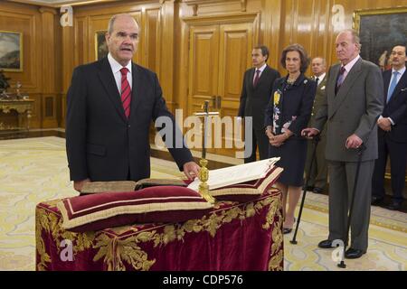 Luglio 12, 2011 - Madrid, Spagna - recentemente nominato Secondo Vice Presidente Manuel Chaves segni giuramento come Re di Spagna Juan Carlos e la regina Sofia accoglie nuovi ministri al Palazzo Zarzuela sulla luglio 11, 2011 a Madrid, Spagna. (Credito Immagine: © Jack Abuin/ZUMAPRESS.com) Foto Stock