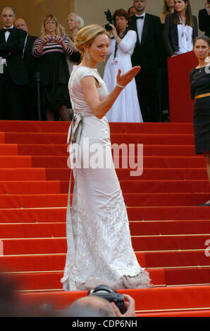 14 maggio 2011 - Cannes, Francia - Uma Thurman arriva al "Pirati dei Caraibi: il forestiero maree' Premiere durante il 64esimo Festival Internazionale del Cinema di Cannes. (Credito Immagine: © Frederic Injimbert/ZUMAPRESS.com) Foto Stock