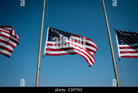 29 maggio 2011 - Joplin, Missouri, Stati Uniti - I residenti di questo tornado-devastato città si sono riuniti domenica a ricordare quelli che avevano perso nel twister mortale che ha colpito Joplin una settimana fa. Stati Uniti Il presidente Barack Obama e il Missouri Gov. Jay Nixon ha visitato oggi la zona, e ha parlato a un memoriale di servizio. (Credito Im Foto Stock