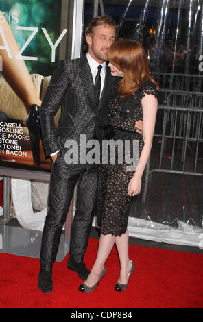 Luglio 19, 2011 - New York, NY, STATI UNITI - Ryan Gosling con la pietra della Emma presso la "Crazy, stupido, amore' World Premiere in New York City alla Ziegfield theatre. (Credito Immagine: © Dan Herrick/ZUMAPRESS.com) Foto Stock