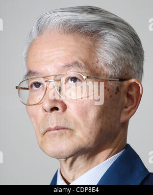 Apr. 17, 2011 - Tokyo, Giappone - TSUNEHISA KATSUMATA, Presidente della Tokyo Electric Power Company (TEPCO), il proprietario di Fukushima Daiichi impianto nucleare partecipa a una conferenza stampa presso la sede aziendale a Tokyo in Giappone. TEPCO ha annunciato i piani della società per gestire gli incidenti al Fukushi Foto Stock