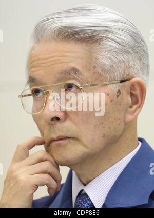 Apr. 17, 2011 - Tokyo, Giappone - TSUNEHISA KATSUMATA, Presidente della Tokyo Electric Power Company (TEPCO), il proprietario di Fukushima Daiichi impianto nucleare partecipa a una conferenza stampa presso la sede aziendale a Tokyo in Giappone. TEPCO ha annunciato i piani della società per gestire gli incidenti al Fukushi Foto Stock