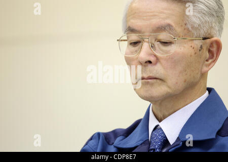 Apr. 17, 2011 - Tokyo, Giappone - TSUNEHISA KATSUMATA, Presidente della Tokyo Electric Power Company (TEPCO), il proprietario di Fukushima Daiichi impianto nucleare partecipa a una conferenza stampa presso la sede aziendale a Tokyo in Giappone. TEPCO ha annunciato i piani della società per gestire gli incidenti al Fukushi Foto Stock