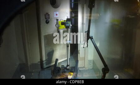 Apr. 17, 2011 - Fukushima, Giappone - In questa dispensa foto rilasciata dalla Tokyo Electric Power Company (TEPCO) datata 17 aprile 2011, una radio-controllato robot PakBot apre la porta all'interno di alloggiamento per il reattore di numero 3 durante le ispezioni degli Storpi Fukushima Daiichi nucleare di Fuk Foto Stock