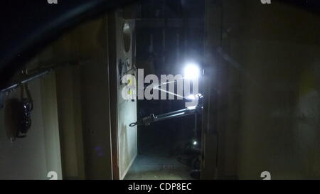 Apr. 17, 2011 - Fukushima, Giappone - In questa dispensa foto rilasciata dalla Tokyo Electric Power Company (TEPCO) datata 17 aprile 2011, una radio-controllato robot PakBot apre la porta all'interno di alloggiamento per il reattore di numero 3 durante le ispezioni degli Storpi Fukushima Daiichi nucleare di Fuk Foto Stock