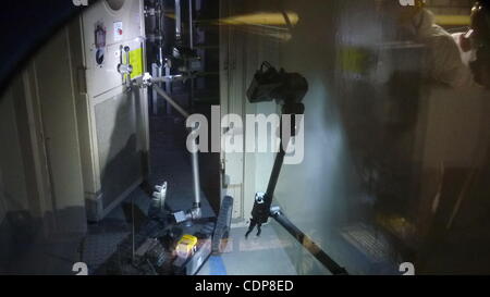 Apr. 17, 2011 - Fukushima, Giappone - In questa dispensa foto rilasciata dalla Tokyo Electric Power Company (TEPCO) datata 17 aprile 2011, una radio-controllato robot PakBot apre la porta all'interno di alloggiamento per il reattore di numero 3 durante le ispezioni degli Storpi Fukushima Daiichi nucleare di Fuk Foto Stock