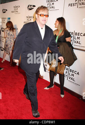 Apr. 20, 2011 - New York New York, Stati Uniti - Musicista ELTON JOHN frequenta la New York premiere di "unione" tenutosi a serata di apertura per la decima edizione della Tribeca Film Festival tenutosi presso il giardino d'inverno. (Credito Immagine: © Nancy Kaszerman/ZUMAPRESS.com) Foto Stock