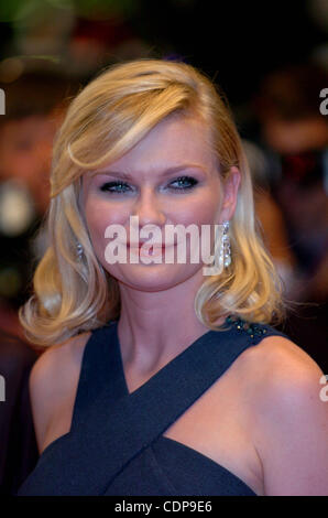 L'attrice Kirsten Dunst assiste il 'Melancholia' Premiere durante la 64a Cannes Film Festival. Foto Stock