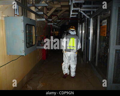 18 maggio 2011 - Fukushima, Giappone - In questa dispensa immagini rilasciato il 19 maggio 2011 dalla Tokyo Electric Power Company (TEPCO) raffigurato su 18 Maggio 2011 mostra il primo piano, all'interno dell'edificio del reattore di Fukushima Daiichi Nuclear Power Station unità 2 a Fukushima Daiichi centrale nucleare ho Foto Stock