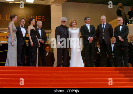 19 maggio 2011 - Cannes, Francia - Jean Paul Gaultier, attrice MARISA PAREDES, attore Antonio Banderas, il regista Pedro Almodovar alla premiere di La Piel Que Habito aka "La pelle io vivo nell' Premiere Cannes 2011 (credito Immagine: © Frederic Injimbert/ZUMAPRESS.com) Foto Stock