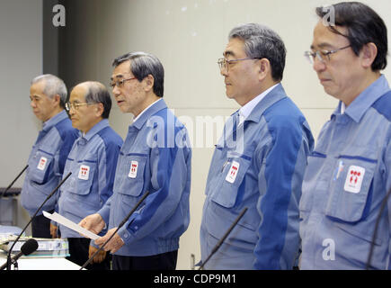 20 maggio 2011 - Tokyo, Giappone - Tokyo Electric Power Company (TEPCO)'S Presidente MASATAKA SHIMIZU (C), Managing Director TOSHIO NISHIZAWA (2R) che andrà a sostituire il Shimizu la posizione di presidente di partecipare alla conferenza stampa dopo l'annuncio di rendiconti finanziari presso la sede aziendale Foto Stock
