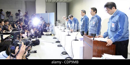 20 maggio 2011 - Tokyo, Giappone - Tokyo Electric Power Company (TEPCO)'S Presidente MASATAKA SHIMIZU (4R), Managing Director TOSHIO NISHIZAWA (3R) che andrà a sostituire il Shimizu la posizione di presidente di partecipare alla conferenza stampa dopo l'annuncio del rendiconto finanziario presso la società sede Foto Stock